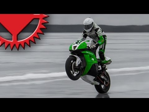 Video: Motorkář jede přes 180 km/h na ledu Video: Motorkář jede přes 180 km/h na ledu