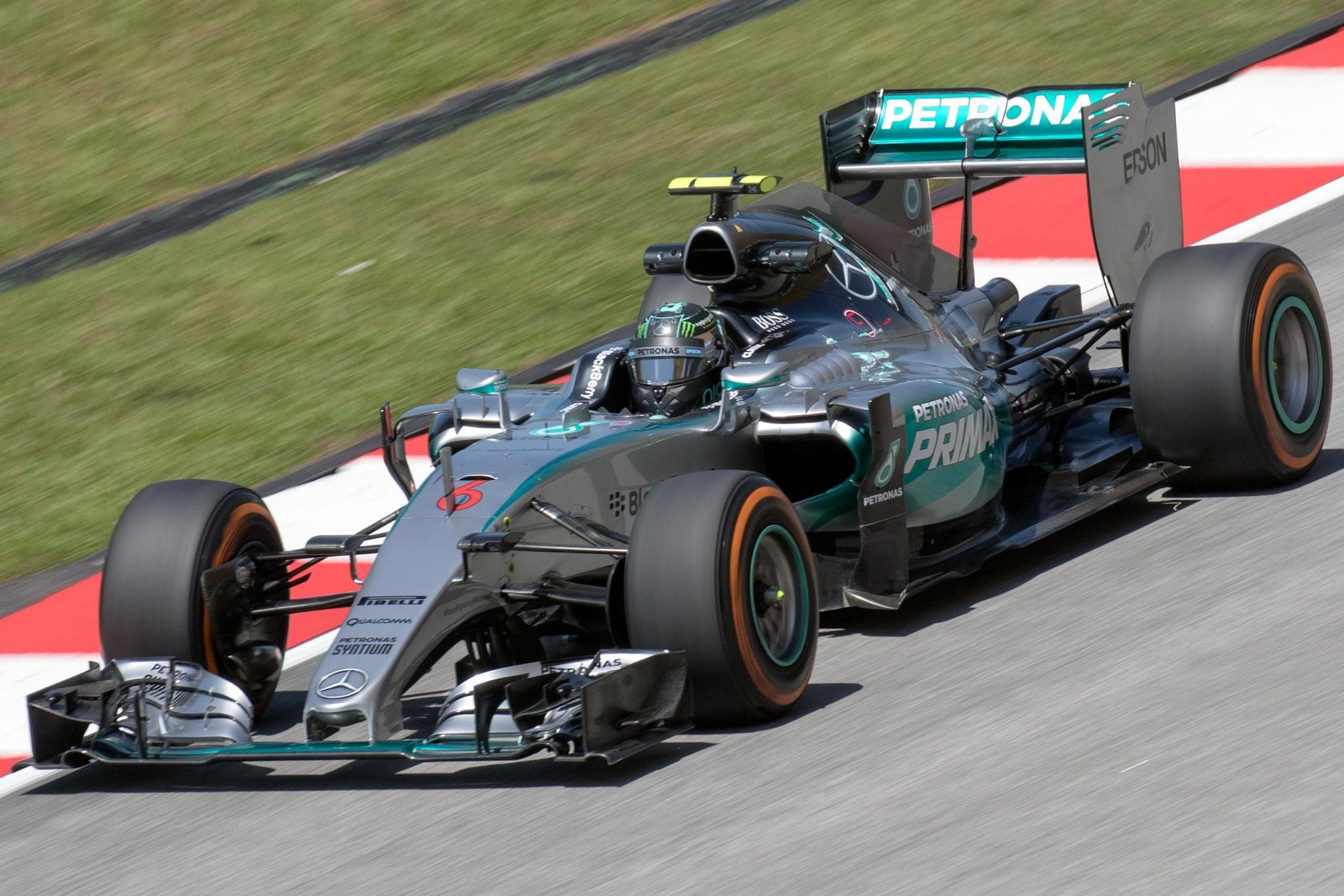 Poslední závod Formule 1 ovládl Mercedes