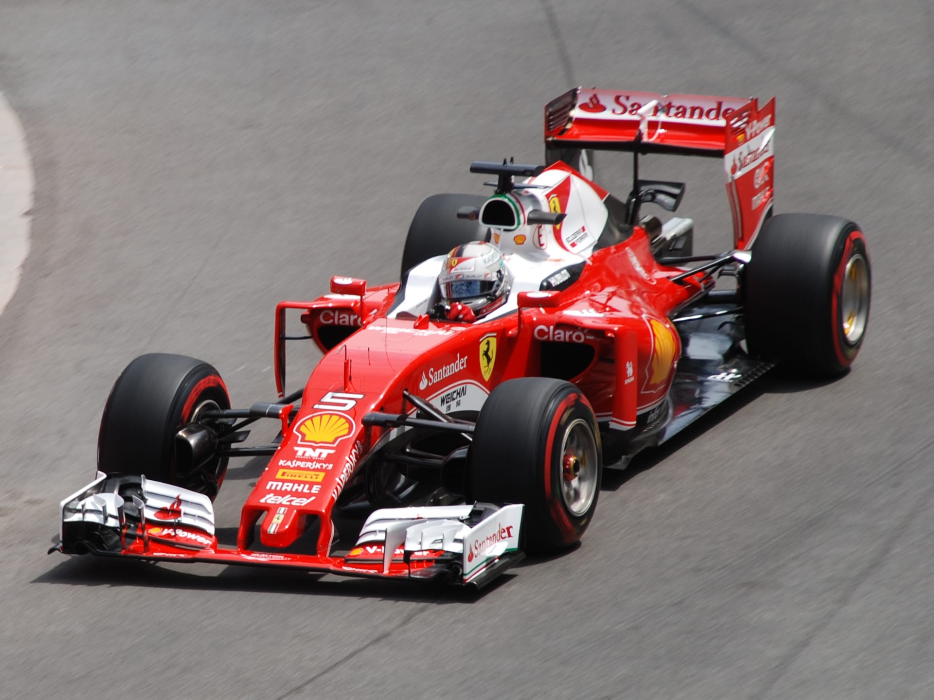 Ferrari odhaluje své jezdecké složení. Kdo se posadí vedle Vettela?