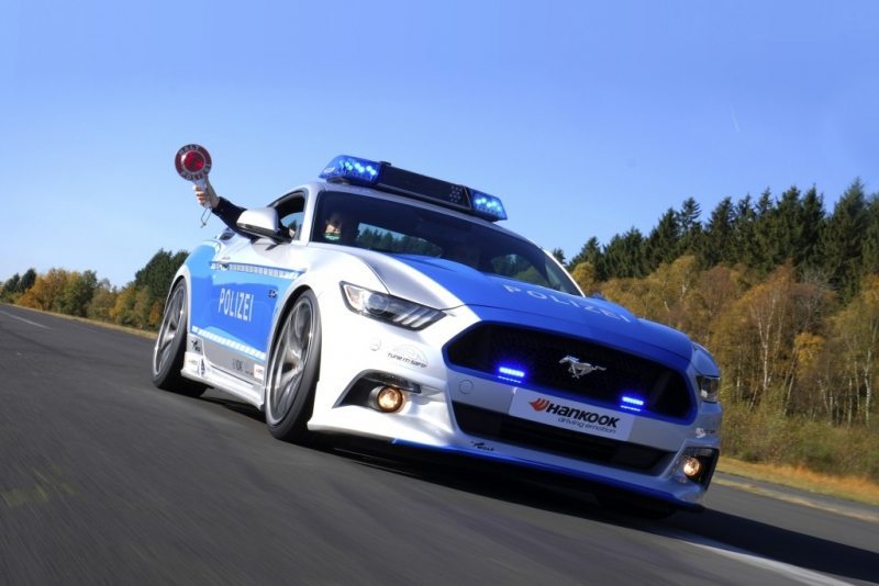 Policejní Mustang vyrazil dech přihlížejícím v Essenu