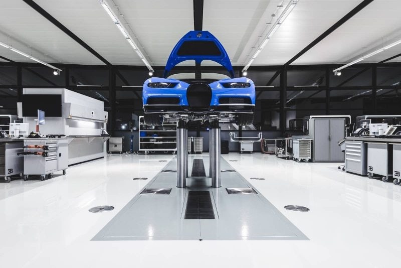 Jak se staví Bugatti Chiron? Dílna je jako operační sál