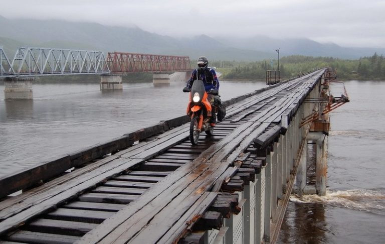 Extrémně nebezpečný most v Rusku je jen pro odvážné