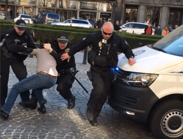 Zásah policie v Praze. Oprávněný či brutální?