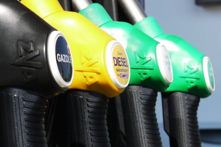 Poroste cena benzínu a nafty do závratných výšin?