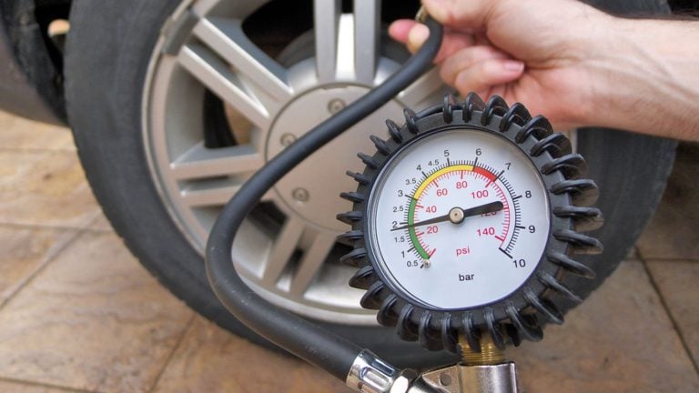 Jaký je správný tlak v pneumatikách?