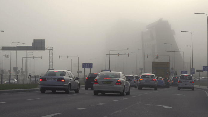 cars-drive-and-stop-against-street-crossing-red-traffic-lights-4k_r6z6eb23l__F0000