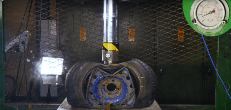 Litá a ocelová kola versus hydraulický lis