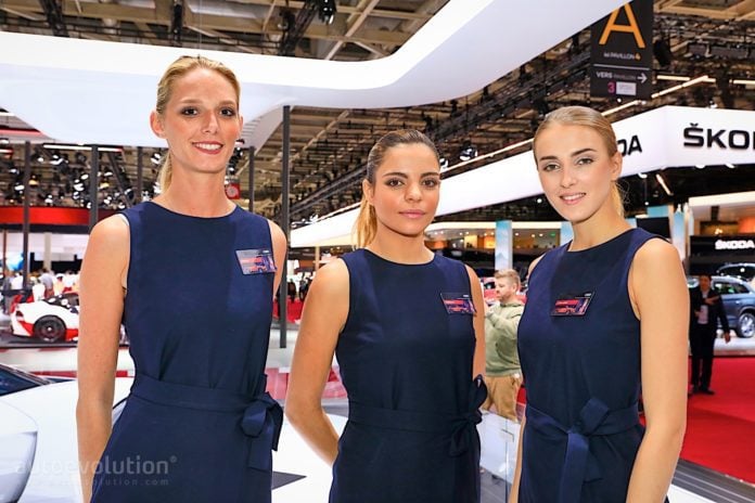 the-girls-of-the-paris-motor-show_9