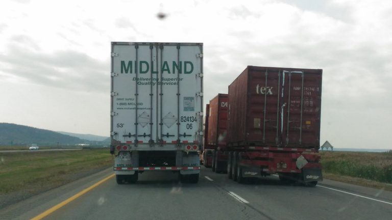 Zákaz jízdy kamionů v levém pruhu se stává reálným