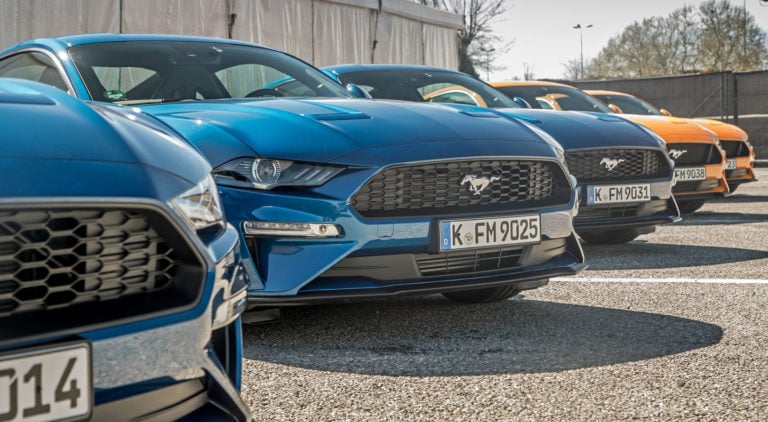 Proč má čtyřválcový Ford Mustang méně výkonu než Ford Focus RS?