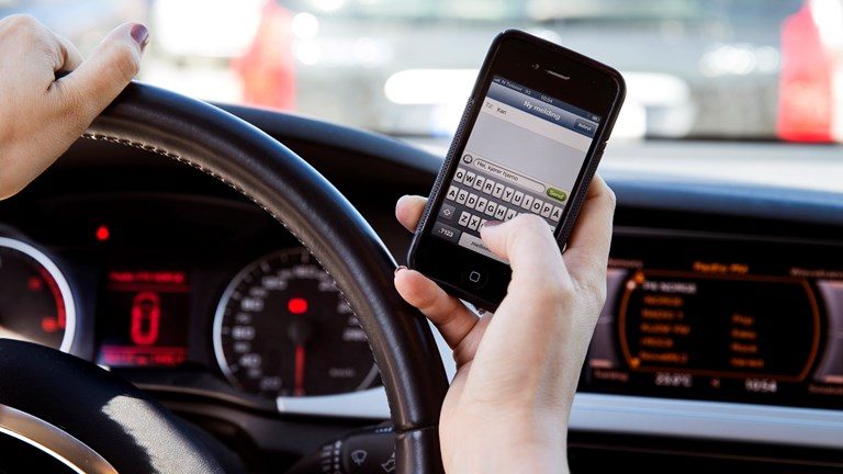 Na Slovensku neotálejí: Přísná ruka nad mladými řidiči a telefony za volantem