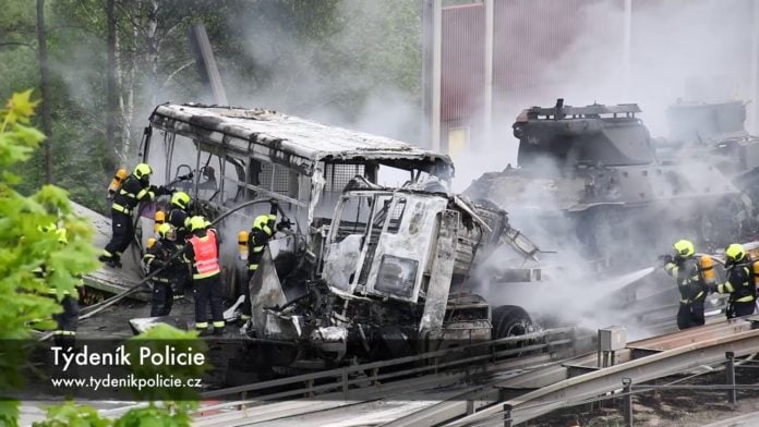 Na Pražském ohruhu se srazil vězeňský autobus, kamion převážející tanky a osobní vůz
