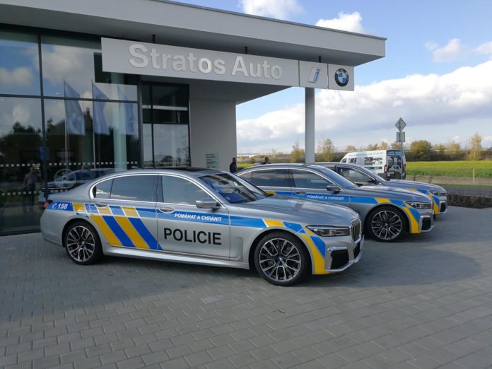 Policie a nové BMW 745Le