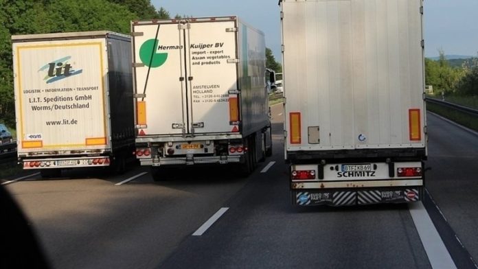 Zákaz předjíždění kamionů