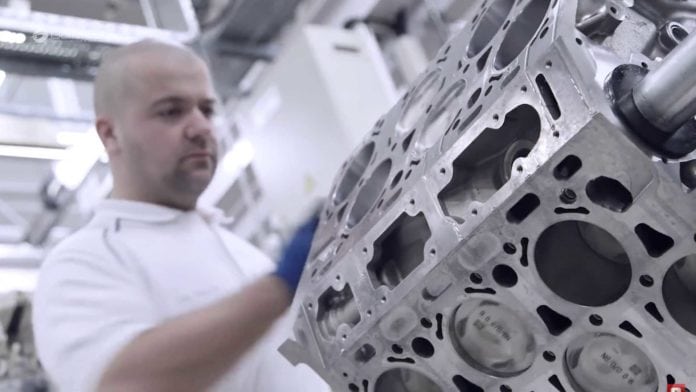 Takhle se staví motor W12 - Je to nádherná podívaná Takhle se staví motor W12 - Je to nádherná podívaná