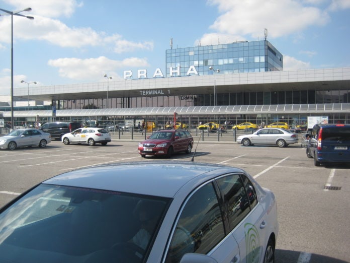 Srovnání parkovišť u letiště Praha