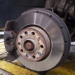 Kotoučové brzdy: Jak vyměnit destičky a kotouče na autě