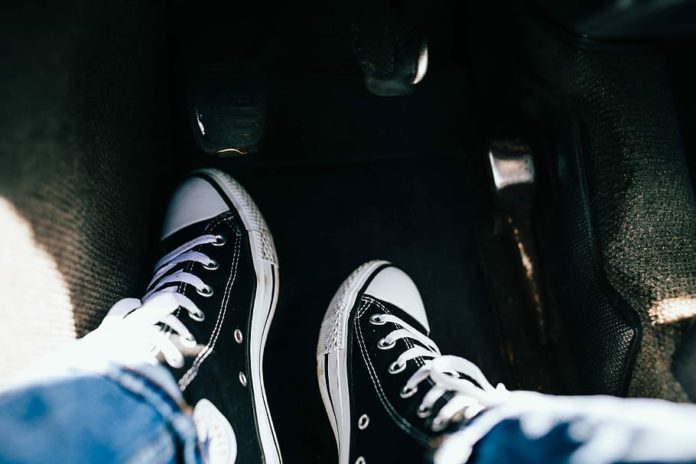 Řízení naboso či v žabkách Řízení naboso či v žabkách