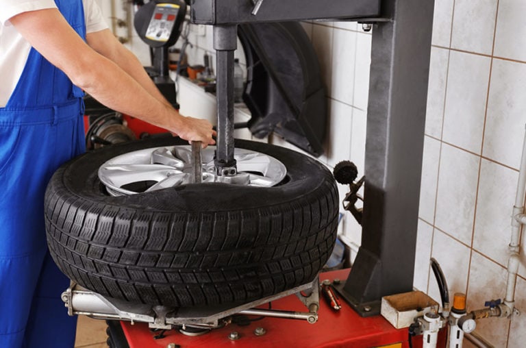 Kvalitní pneuservis Vám přezuje pneumatiky i na poslední chvíli