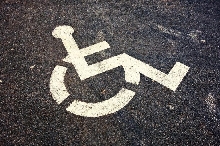 Pokuta za parkování na invalidech? Nově i s body