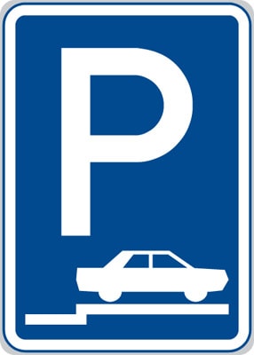 Dopravní značka Parkoviště (stání na chodníku kolmé nebo šikmé)