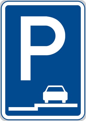 Dopravní značka Parkoviště (stání na chodníku podélné)