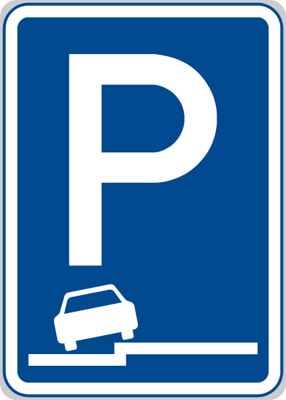 Dopravní značka Parkoviště (částečné stání na chodníku podélné)