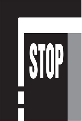 Dopravní značka Příčná čára souvislá s nápisem STOP