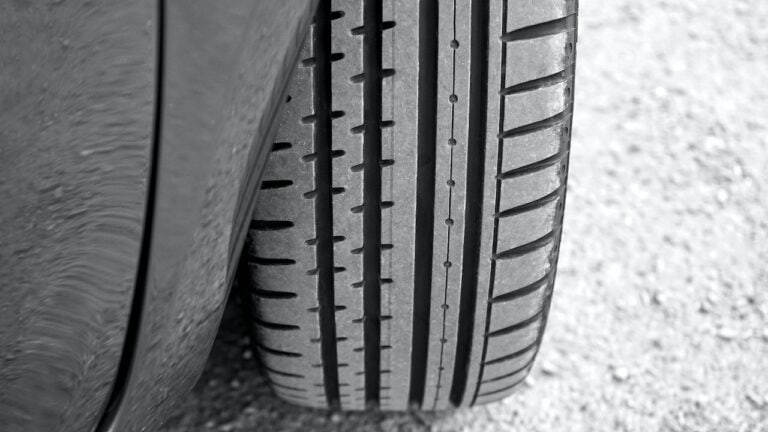 Nerovnoměrně sjeté pneu. Poznejte příčinu