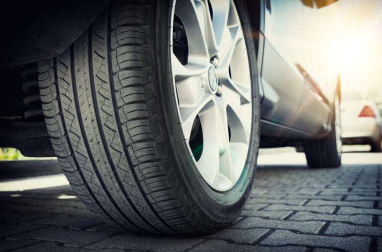 Vyplatí se celoroční pneumatiky? Záleží na okolnostech i schopnostech řidiče dělat kompromisy