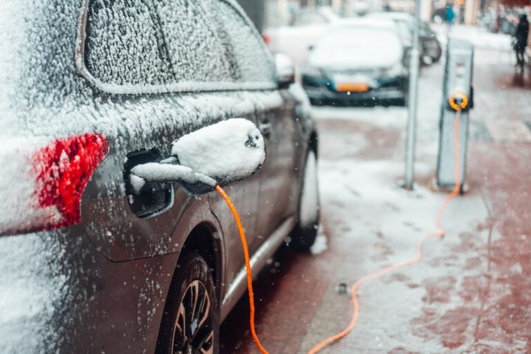 Dojezd elektromobilu v zimě. Proč se snižuje?