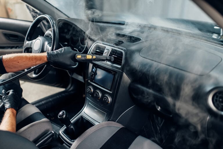 Jak efektivně odstranit zápach nafty z auta a jak vyčistit skvrny?