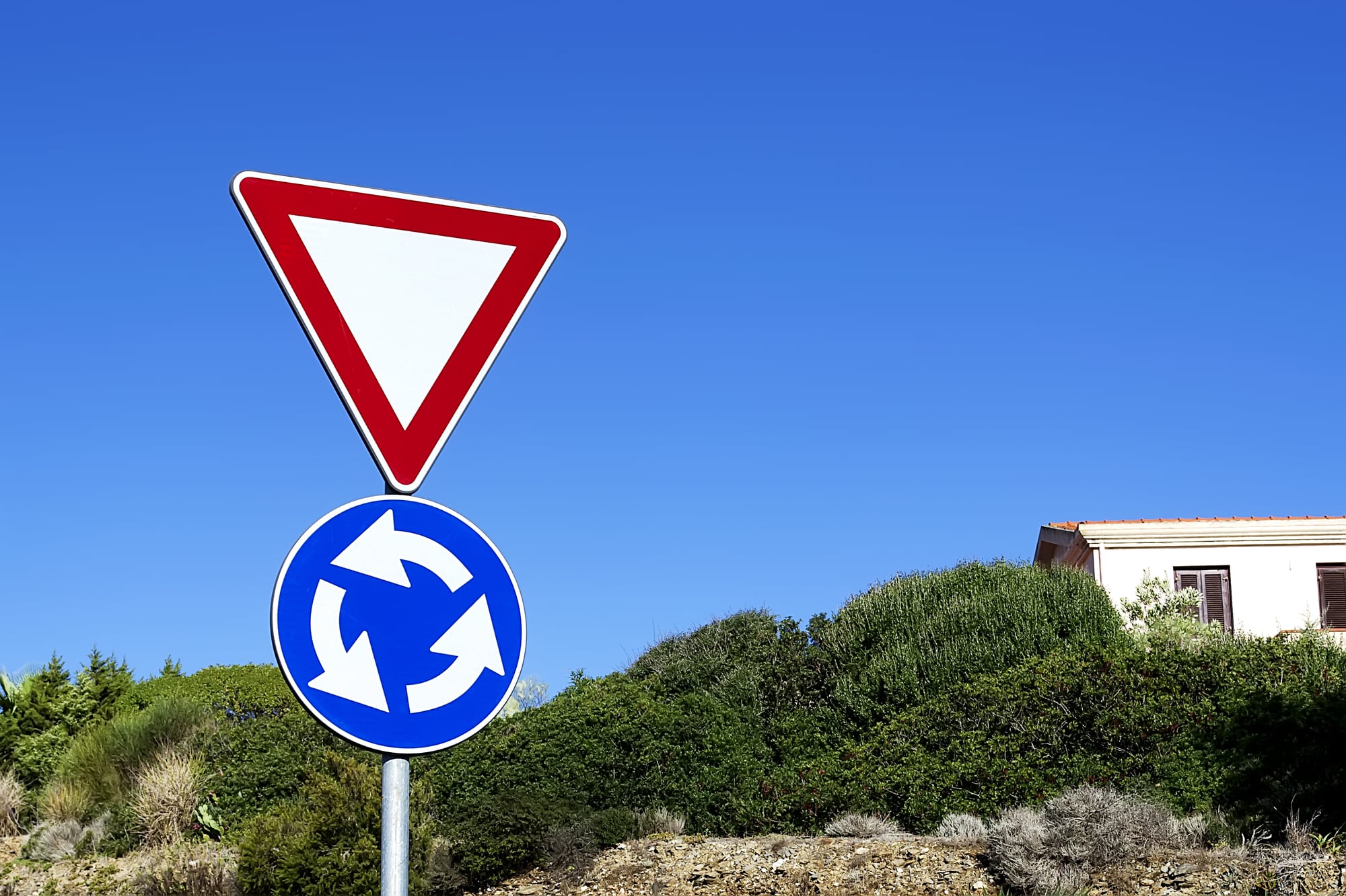 Kruhov objezd - pednosti, blikn a jzda v pruzch - Autotrip.cz