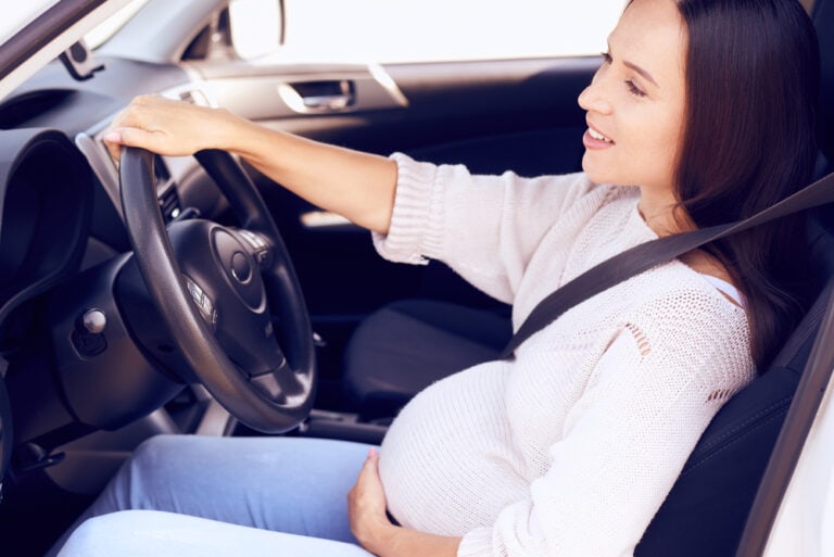 Bezpečné cestování v autě během těhotenství: Nastavení sedadla a bezpečnostního pásu