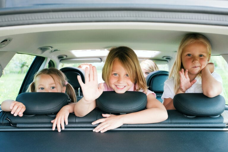 Cestování autem s dětmi: Rady a tipy pro bezproblémovou cestu