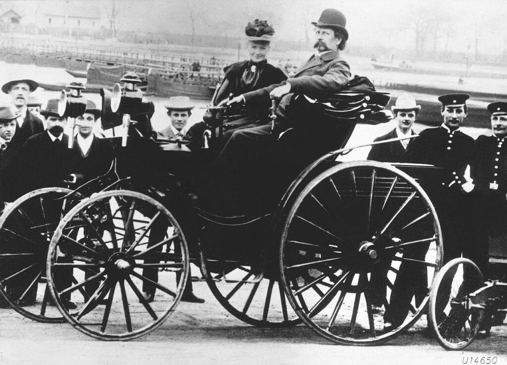Karl Benz s manželkou Berthou Benzovou v automobilu Benz Victoria, model 1894