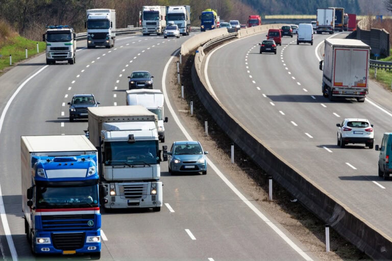 Zákaz předjíždění kamionů na dálnici: Aktuální úseky zákazu a budoucí plány