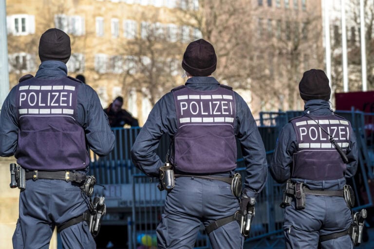 Rozhodnete se nadávat policistům v Německu? Může vás to vyjít draho! Ceník pokut za nadávky