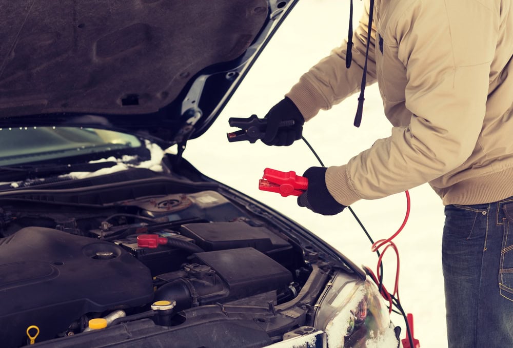 jak nastartovat auto pomocí startovacích kabelů