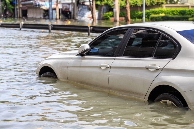 Jak vysušit zaplavené auto? Kompletní průvodce krok za krokem