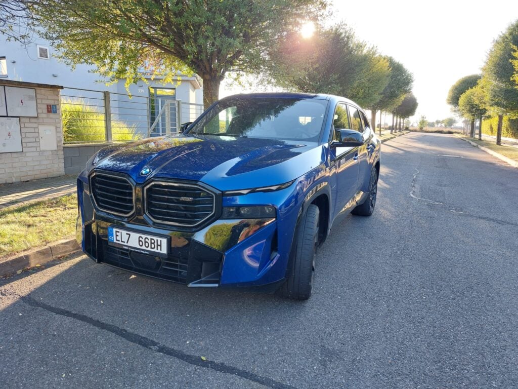 BMW XM ze předu