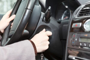 Jak nastartovat auto s vybitou baterií: Jednoduchý návod krok za krokem