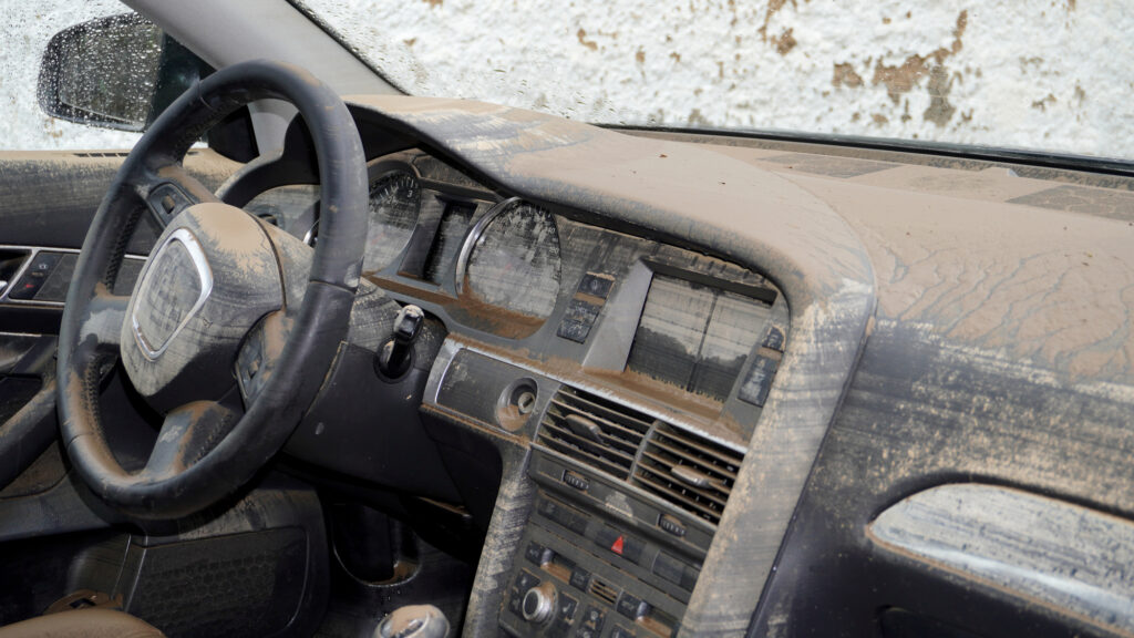 Vytopené auto - špinavý interiér od bláta