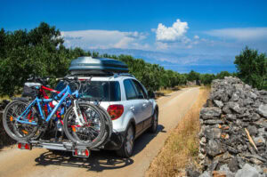 Přeprava nákladu na střeše auta: Jak to udělat správně, bezpečně a podle zákona?