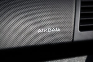 Kdy vznikl první airbag? Trvalo desítky let, než mu svět uvěřil!