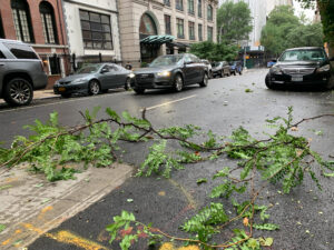 Jízda autem v silném větru: Jak zvládnout neviditelný protivítr?