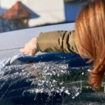 škrábání skel s nastartovaným autem pokuty