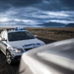Policejní auto na silnici – kontrola rychlosti a dopravní předpisy v Rakousku